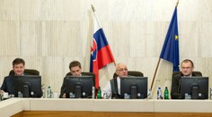 Premiér Fico prenechal svoje miesto čašníkovi. Otvoril zasadnutie vlády