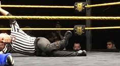 VIDEO: Hrozivé zábery z wrestlingu. Rozhodca si počas duelu zlomil nohu