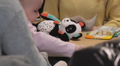 Bizarný prípad. Mladej mamičke Sociálna poisťovňa priznala materské, na ktoré nemala mať nárok