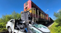 Osobné auto sa zrazilo s nákladným vlakom. Vodiča previezol záchranársky vrtuľník