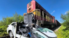 Osobné auto sa zrazilo s nákladným vlakom. Vodiča previezol záchranársky vrtuľník