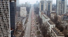 Ľudia utekajú aj z Kyjeva: Obrovské rady pred bankomatmi a na pumpách, zápchy sa tvoria von z mesta