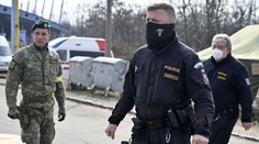 Dráma v susednom Česku: Dvaja muži strieľali z okna bytovky, spacifikovala ich zásahovka