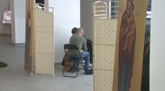 Košickí kňazi opustili farnosti, aby boli k dispozícii oneskorencom. Veriacich spovedali na železničnej stanici.