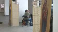 Košickí kňazi opustili farnosti, aby boli k dispozícii oneskorencom. Veriacich spovedali na železničnej stanici.