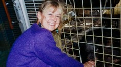 Pri brutálnom útoku šimpanza prišla o tvár. Teraz, po rokoch, ukázala svoju novú podobu (FOTO)