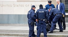 Pred veľvyslanectvom USA v Berlíne zadržali muža. Kričal, že má bombu