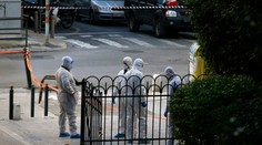 V centre Atén pri kostole došlo k malému výbuchu. Ľahko zranil policajta