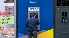 V Česku tlak zabral, na Slovensku nie. Bankomaty s podivnými praktikami u nás stále úradujú