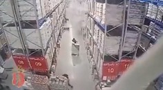 VIDEO: Obrovská spúšť v sklade s alkoholom. Regály padali ako kocky z domina