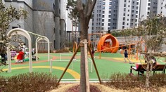 Dieťa na ihrisku zasiahla do krku guľka. Pravdepodobne ju vystrelili z neďalekej strelnice