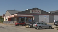 Špekulácie o odchode Tesca zo Slovenska naberajú na sile. Predaj by však mohol byť podľa analytika komplikovaný