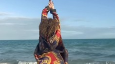 Bez komentára: Detailný záber na pozadie hviezdy, ktorá by už mohla byť babkou