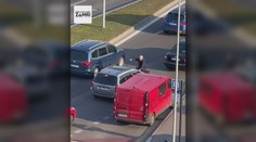 Zábery, ktoré obleteli internet. Zúrivého muža, ktorý priateľke skočil na kapotu auta, prepustili na slobodu