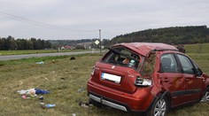 Tragická nehoda v Trenčianskom kraji. Vodič dostal pri obchádzaní tatrovky šmyk, s autom sa niekoľkokrát prevrátil