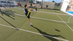 Pripomína volejbal, no líši sa zásadným rozdielom. Zoznámte sa s nohejbalom