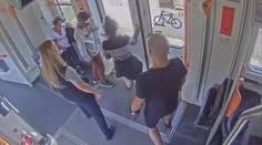 Vandali na východe Slovenska hádžu do vlakov kamene. Cestujúci sa skrývajú na toaletách