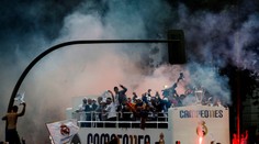 Futbalisti Realu sa vrátili do Madridu. Pozrite si bujaré oslavy