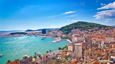 Turisti v chorvátskom prímorskom meste zostali v šoku. Na dverách obchodu našli vulgárny odkaz