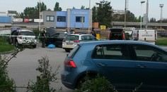 Mŕtvolu v aute na benzínke v Petržalke si dlho nikto nevšimol