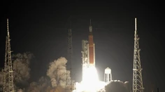 VIDEO: NASA spustila program Artemis. Z Floridy odštartovala raketa s cieľom obletieť Mesiac
