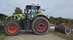 Dramatické ráno v Lehôtke. Zamestnanca družstva pricvikol traktor, zranený má driek a stehno