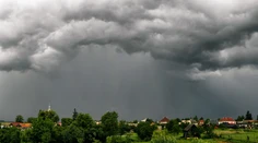 Búrky hrozia takmer na celom Slovensku. V troch okresoch zvýšili výstrahu na 2. stupeň