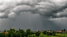 Búrky sa presúvajú na východ. SHMÚ v jednom okrese dokonca zvýšilo výstrahu na druhý stupeň