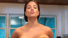 V kuchyni so známou modelkou. Mládeži neprístupné