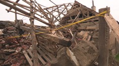 Ako zo zlého sna: Rodine sa do záhrady zrútil susedný dom a niet toho, kto by odpratal ruiny