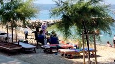 Skupina turistov chcela vybabrať s chorvátskou drahotou. Policajti im klepli po prstoch