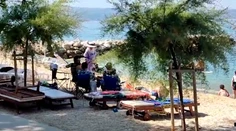 Skupina turistov chcela vybabrať s chorvátskou drahotou. Policajti im klepli po prstoch