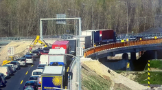 Vážna nehoda na diaľnici D1. Úsek v smere do Senca neprejazdný, tvoria sa kolóny