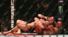 VIDEO: Kanaďan St-Pierre v zápase roka porazil Angličana Bispinga a získal titul UFC