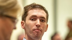 Muž obvinený z vraždy Charlieho Kirka sa prvýkrát osobne dostavil pred súd. Prokuratúra plánuje žiadať trest smrti