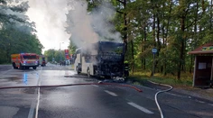 FOTO + VIDEO: Dráma na frekventovanej ceste. Autobus zachvátili plamene, cestujúci zázračne unikli