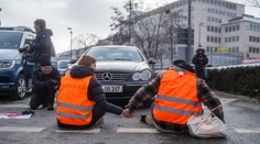 Vodiči v Nemecku si vydýchnu. Klimatickí aktivisti sa už nebudú lepiť k vozovke
