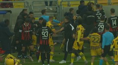 VIDEO: Hromadná bitka, červené karty a šanca za šancou. Šláger ligy poriadne zamotal špicu tabuľky