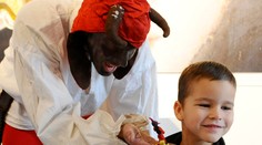 Polícia hľadá čerta, ktorý namiesto tradičného černidla, potieral deti lepom