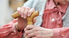 Hrozivý prieskum! Dôchodcov najčastejšie týra vlastná rodina