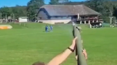 VIDEO: Toto ste ešte nevideli. Chorvátsky fanúšik na zápase vystrelil z granátometu, takmer zasiahol hráčov