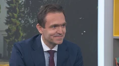 Premiér Ódor inak, ako ho poznáte: Veľkú hlavu si nerobí ani zo žartov, v ktorých si uťahujú z jeho obočia