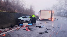 FOTO+VIDEO: Zdemolované auto a prevrátený kamión. Pri nehode na juhu Slovenska sa ťažko zranila jedna osoba