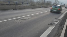 Most pri Slovenskej Ľupči. Asfalt vymenili len pred pár mesiacmi a už sú na ňom výtlky