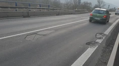 Most pri Slovenskej Ľupči. Asfalt vymenili len pred pár mesiacmi a už sú na ňom výtlky