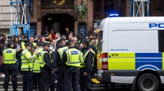 Susedia zavolali políciu na smútiacu rodinu, ktorá sa lúčila so zosnulým príbuzným