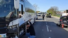 FOTO: Traja maloletí utrpeli šok pre nehodu autobusu a áut v Dunajskej Lužnej