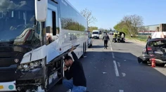 FOTO: Traja maloletí utrpeli šok pre nehodu autobusu a áut v Dunajskej Lužnej