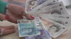 Pracovať Slovákom v Británii sa oplatí čoraz menej. Libra stále padá