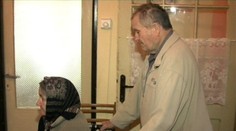 Hyeny v ľudskej koži: Nevidiacu babičku okradli o všetky úspory